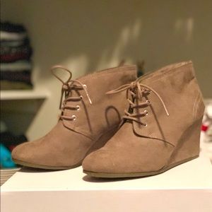 Women’s Arizona wedges size 10